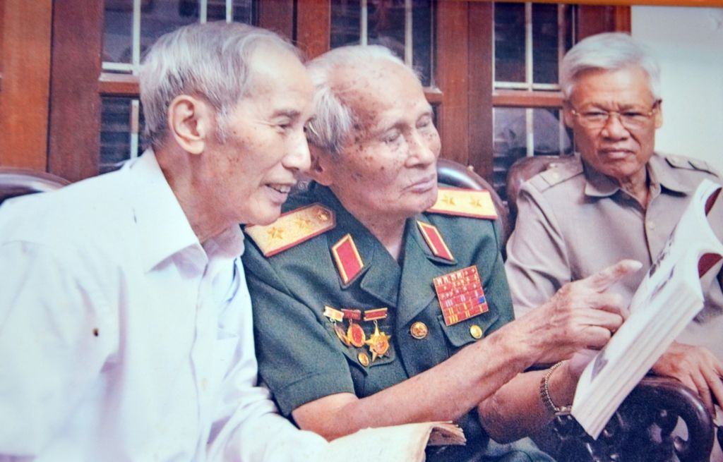 Ông Bùi Duy Thinh ôn lại kỷ niệm với với Trung tướng Nguyễn Quốc Thước (giữa) nguyên là Trung đoàn trưởng Trung đoàn 28, Sư đoàn 10, Quân đoàn 3. Ảnh tư liệu