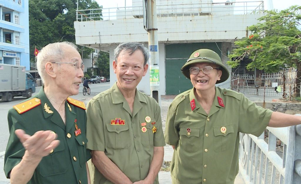 Ba đồng đội của Binh đoàn Than ông Bùi Duy Thinh, ông Lưu Văn Dúy (giữa) và ông Chu Văn Đích mặc dù tuổi cao sức khỏe yếu nhưng các vẫn thường xuyên gặp gỡ ôn lại kỷ niệm về chiến công anh dũng hào hùng của Binh đoàn Than.