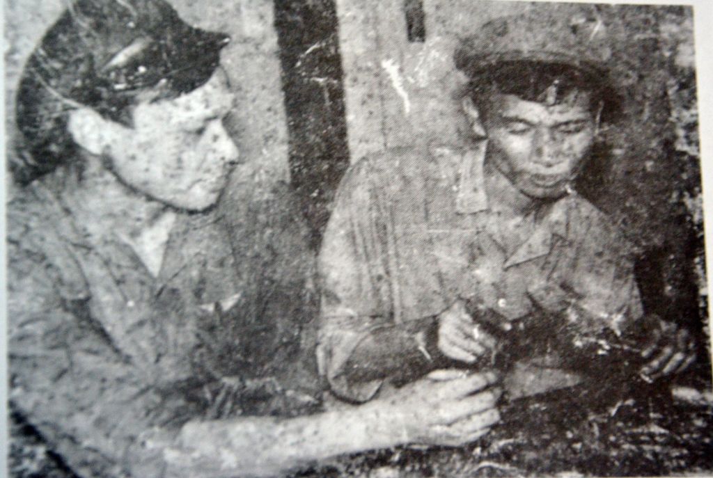 Ông Lưu Văn Quý (phải) khi làm công nhân ở Mỏ than Hà Tu. Ảnh tư liệu