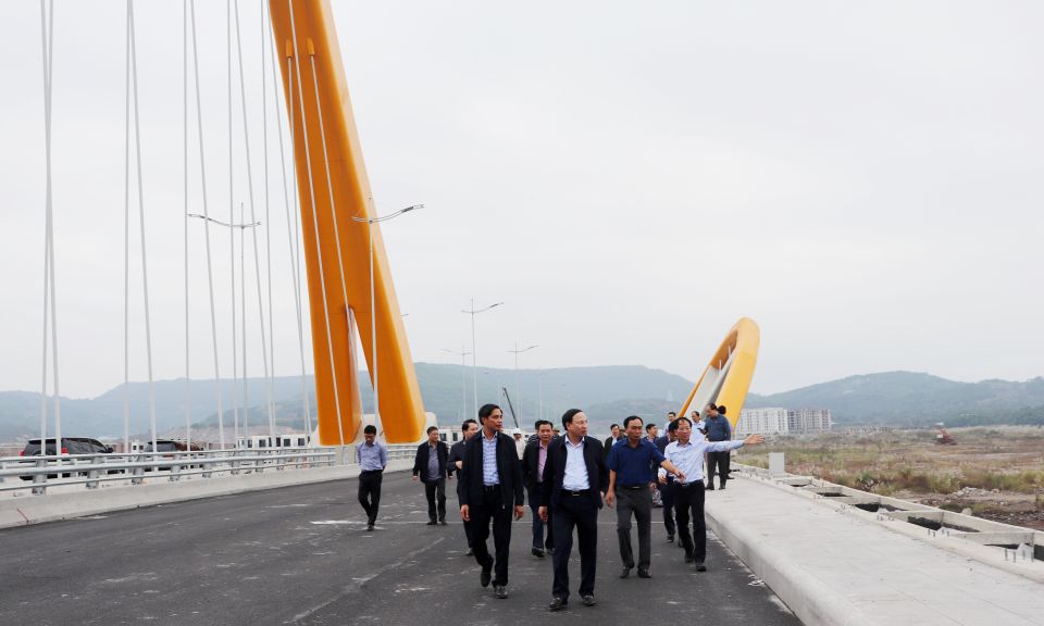 Đồng chí Bí thư Tỉnh ủy, Chủ tịch HĐND tỉnh kiểm tra tiến độ cầu Cửa Lục 3.