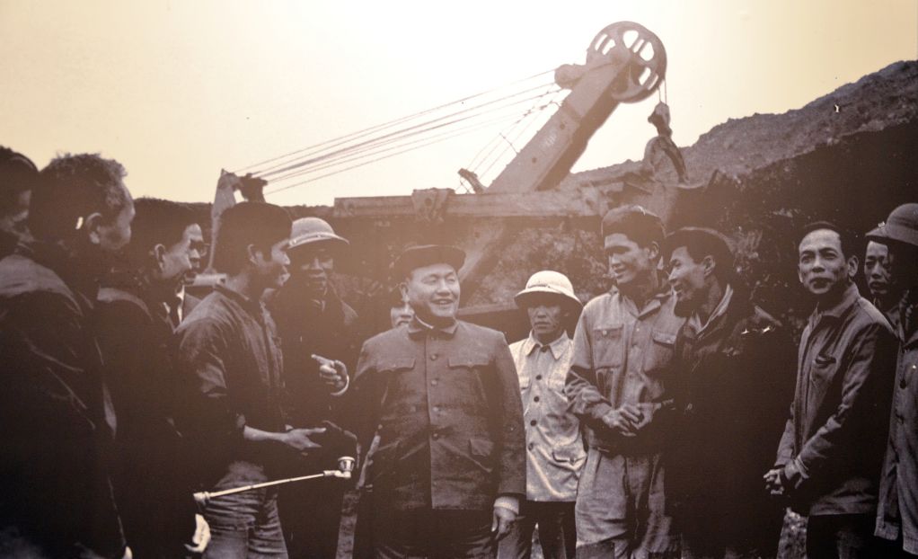 Phó Thủ tướng Lê Thanh Nghị thăm và chúc tết công nhân mỏ than Đèo Nai năm 1979. Ảnh tư liệu
