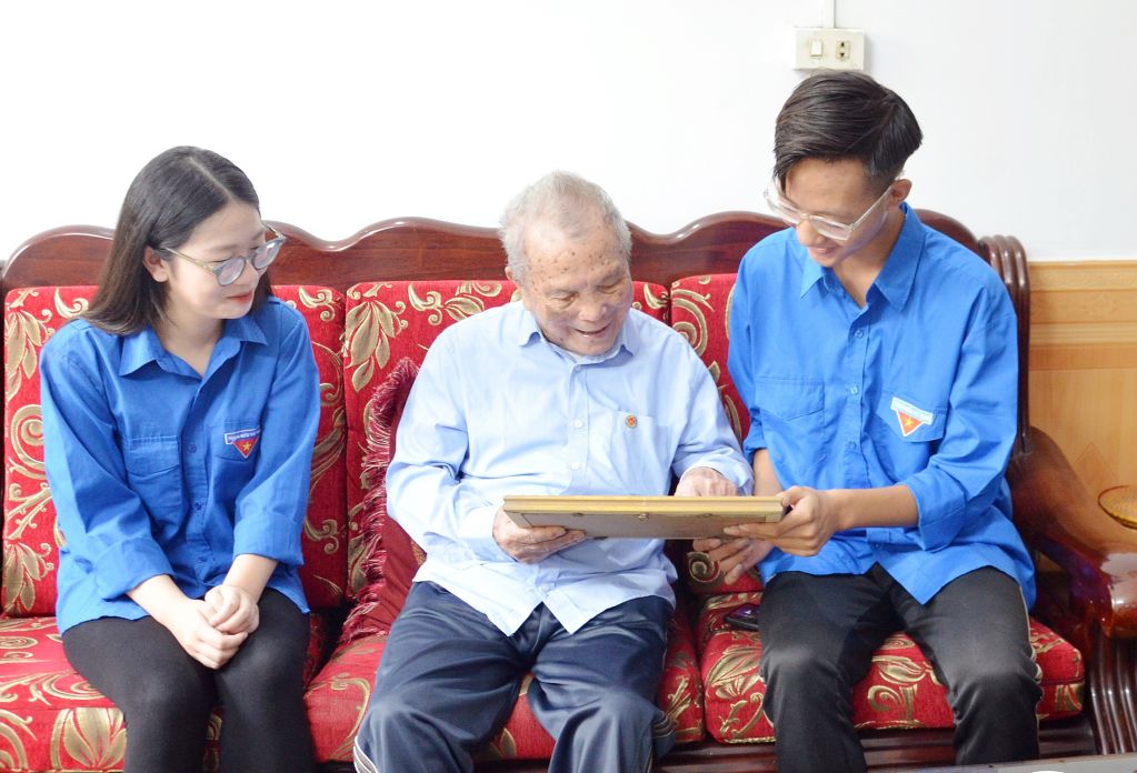 Lão thành cách mạng Hoàng Bách, 98 tuổi, Chủ tịch UBND Thị xã Cẩm Phả trong giai đoạn 1967-1977 kể lại câu chuyện về sự phát triển của quê hương Vùng mỏ Cẩm Phả cho thế hệ trẻ.