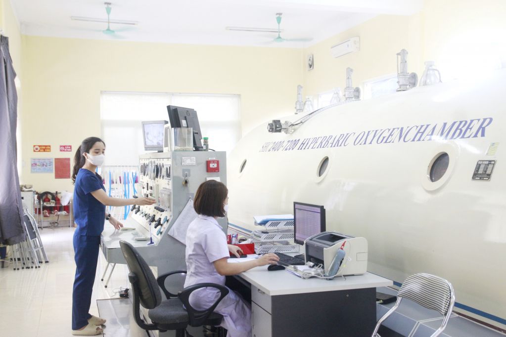 Trung tâm oxy cao áp, Bệnh viện Bãi Cháy, được đầu tư trang thiết bị hiện đại phục vụ hiệu quả công tác điều trị cho người bệnh.