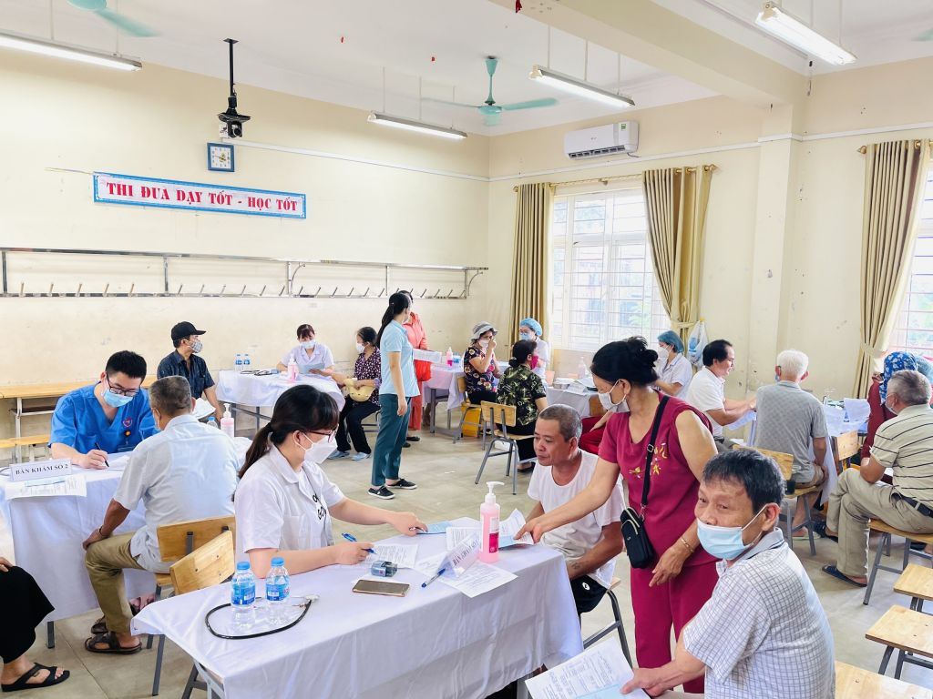 Người dân đến tiêm mũi 4 tại điểm tiêm Trường THCS Nguyễn Trãi (TP Uông Bí).