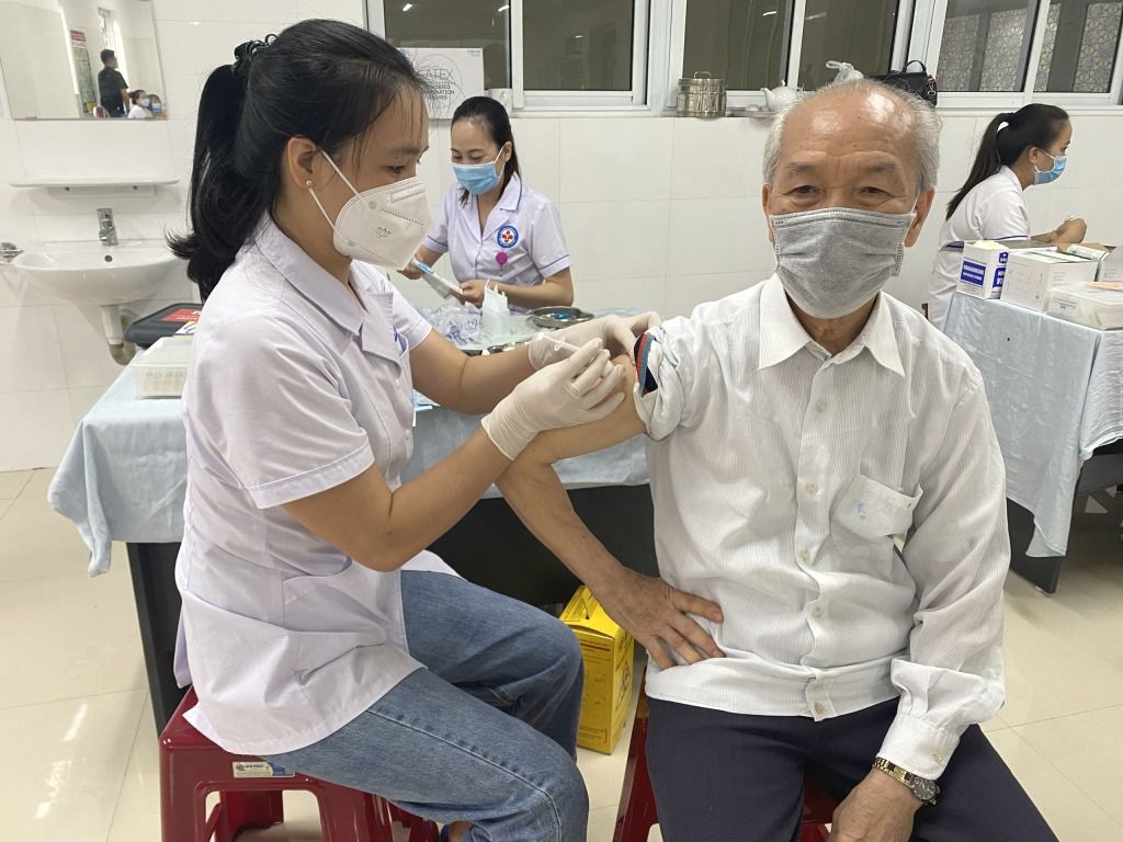 Điểm tiêm Trung tâm Y tế huyện Tiên Yên triển khai tiêm mũi 4 cho người dân trên địa bàn, ngày 16/6.