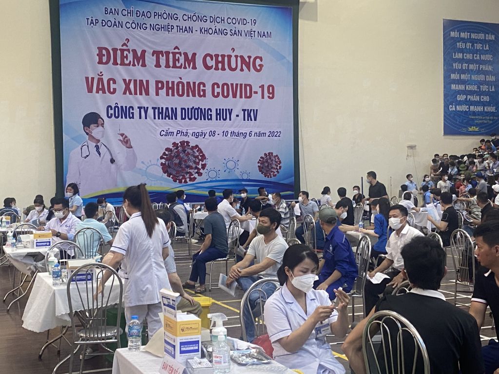 Công ty Than Dương Huy tổ chức tiêm vắc-xin phòng Covid-19 mũi 4 cho cán bộ, người lao động của công ty.