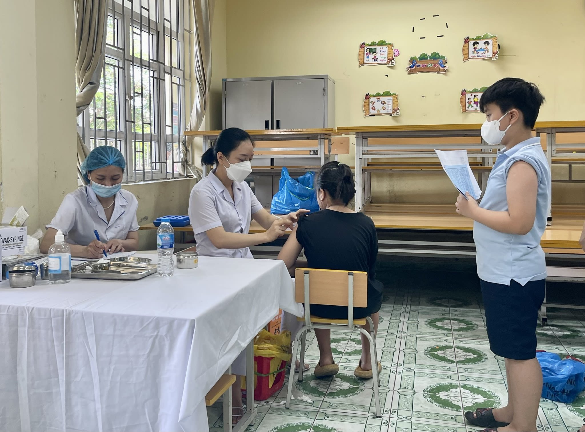 Nhân viên y tế tiêm phòng vắc xin phòng Covid-19 cho học sinh Trường Tiểu học Hữu Nghị.
