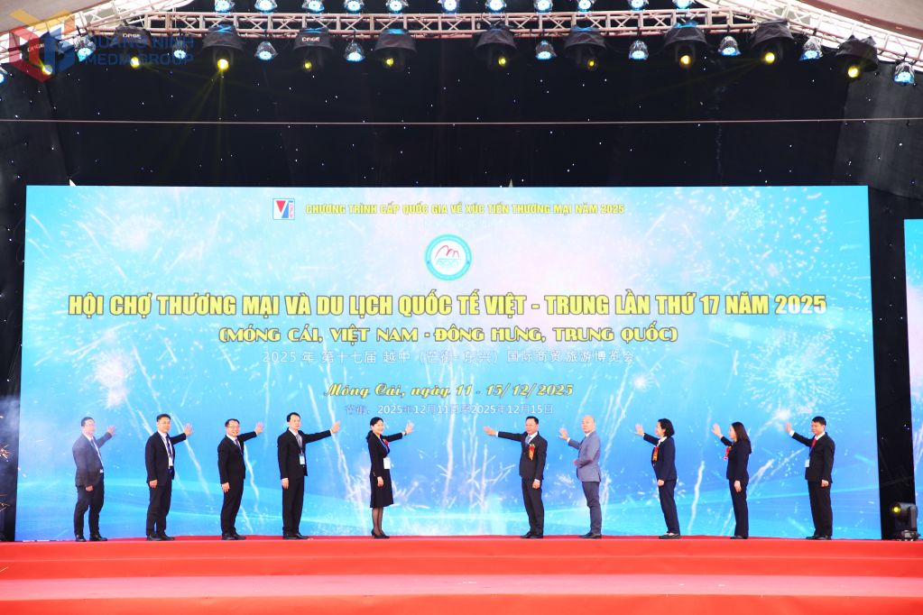 Các đại biểu ấn nút khai mạc Hội chợ Thương mại và Du lịch quốc tế Việt – Trung lần thứ 17 năm 2025 (Móng Cái, Việt Nam – Đông Hưng, Trung Quốc).