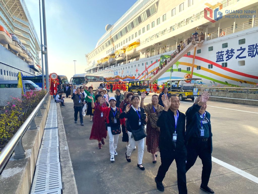 Du khách từ TP Bắc Hải di chuyển để tham quan Vịnh Hạ Long.